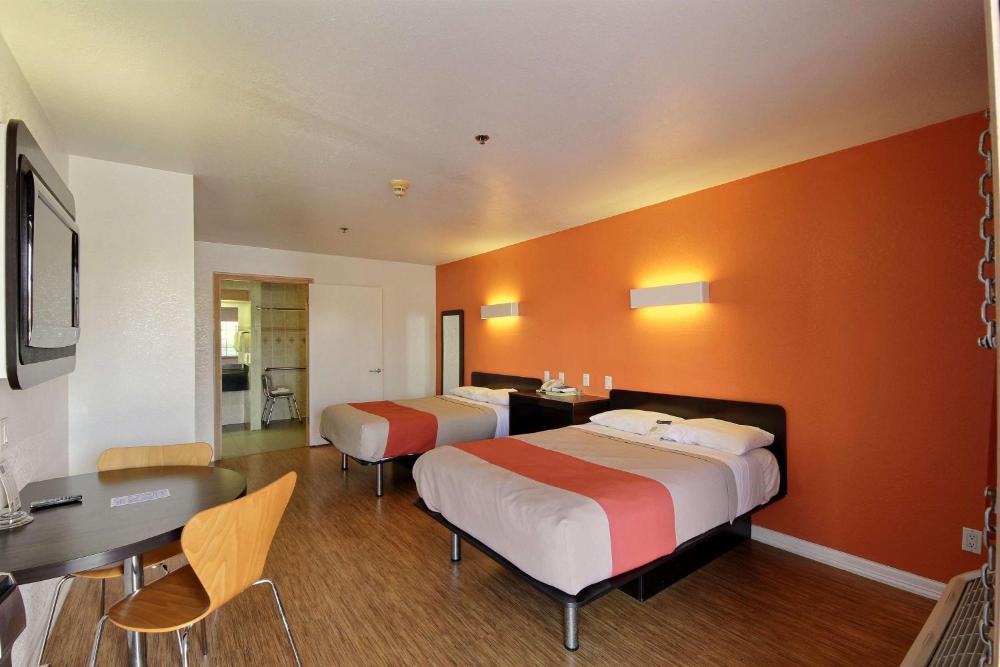 Queen Room with Two Queen Beds - Non-Smoking interior